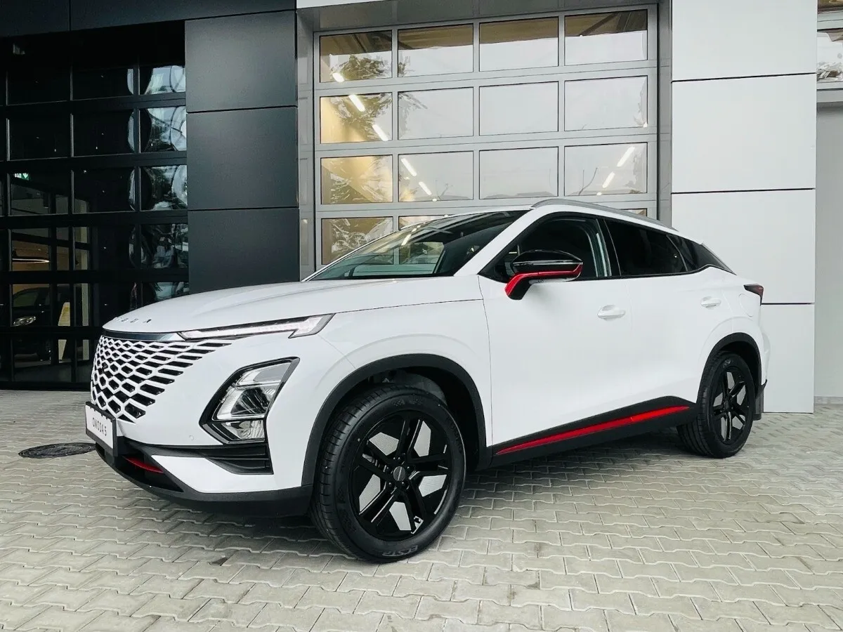 Omoda 5 Premium z czerwonymi elementami wykończenia 2024